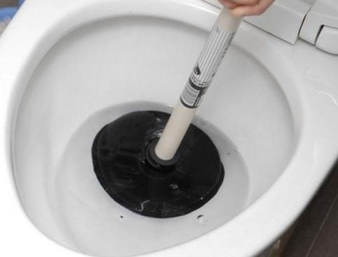 每天都(dōu)要使用的馬桶堵了怎麼(me)辦?怕什麼(me),這(zhè)幾招幫你輕松解決!