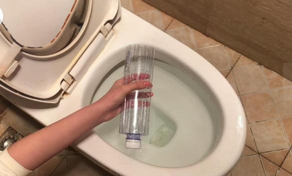 每天都(dōu)要使用的馬桶堵了怎麼(me)辦?怕什麼(me),這(zhè)幾招幫你輕松解決!