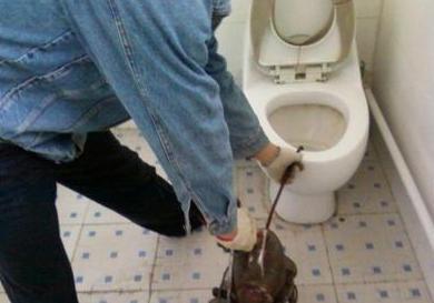 每天都(dōu)要使用的馬桶堵了怎麼(me)辦?怕什麼(me),這(zhè)幾招幫你輕松解決!