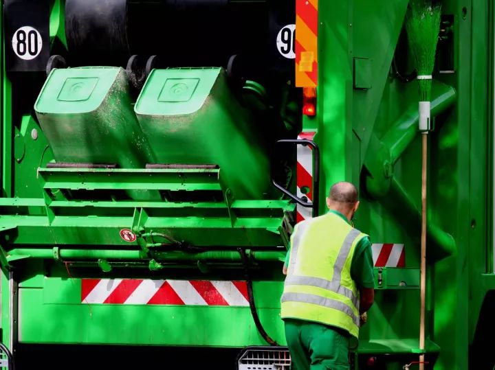 環衛工人與垃圾車